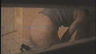 ಒಂದು ಕರಗಿದ ಹಿಂದಿ ಚಲನಚಿತ್ರದಲ್ಲಿ ಮಾದಕ ವಿಡಿಯೋ ಕಾಲೇಜ್ ಕ್ಲಬ್ನ ಕೊಳದಲ್ಲಿ ಕ್ಯಾಟ್ ಫೈಟ್